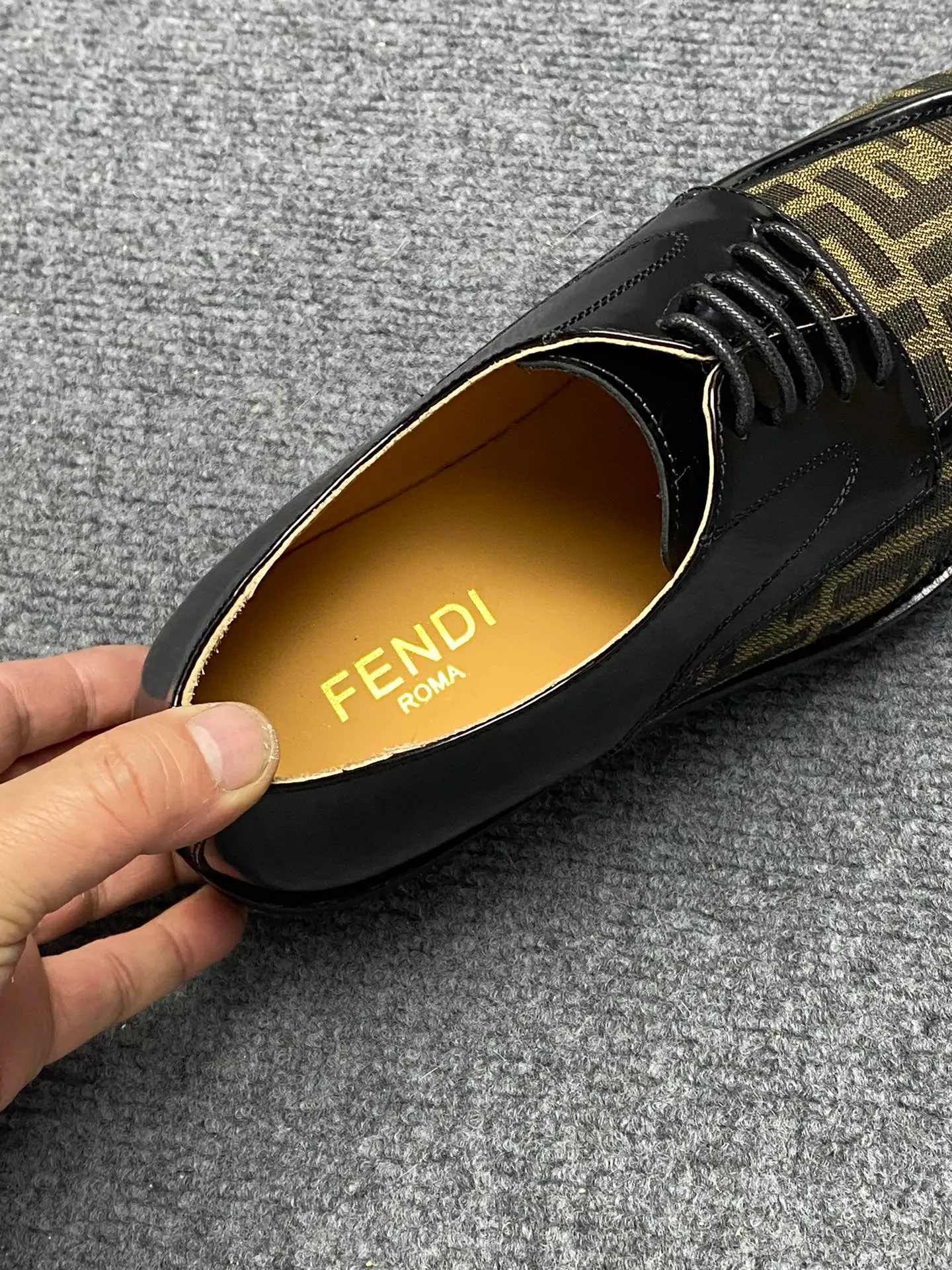Factory price 960FENDI Fendi men's breathable and comfortable leather shoes. Original development. The leather outsole is made of leather. Counters copy one to one. Imported counter cowhide. Imported water dyes cattle. 38 to 44. (45.46. can be ordered. 47.